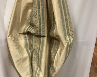 Nueva funda extraíble para puf, color verde pálido y damasco dorado.