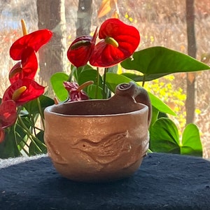 Taza esculpida en arcilla micácea con pájaro