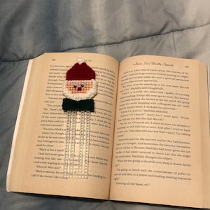 Christmas Santa Bookmark in Plastic Canvas, Back to School Bookmarks, Needwork Bookmarks