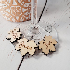 Dije de vino con hoja de arce personalizado: decoración grabada para Acción de Gracias
