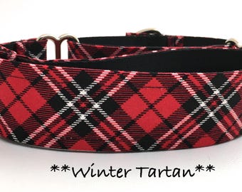 Könnte beinhalten: Halsband für Hunde mit rotem, schwarzem und weißem Tartanmuster und silberfarbenen Metallbeschlägen. Das Halsband hat ein Karomuster und den Text "Winter Tartan".