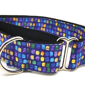 Peut inclure: Un collier pour chien violet avec un motif g&eacute;om&eacute;trique color&eacute; et des accessoires argent&eacute;s.