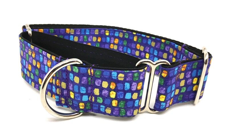 Peut inclure: Un collier pour chien violet avec un motif g&eacute;om&eacute;trique color&eacute; et des accessoires argent&eacute;s.