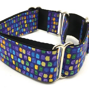 Peut inclure: Un collier pour chien violet avec un motif g&eacute;om&eacute;trique color&eacute;. Le collier est en tissu et poss&egrave;de une boucle en m&eacute;tal argent&eacute;.