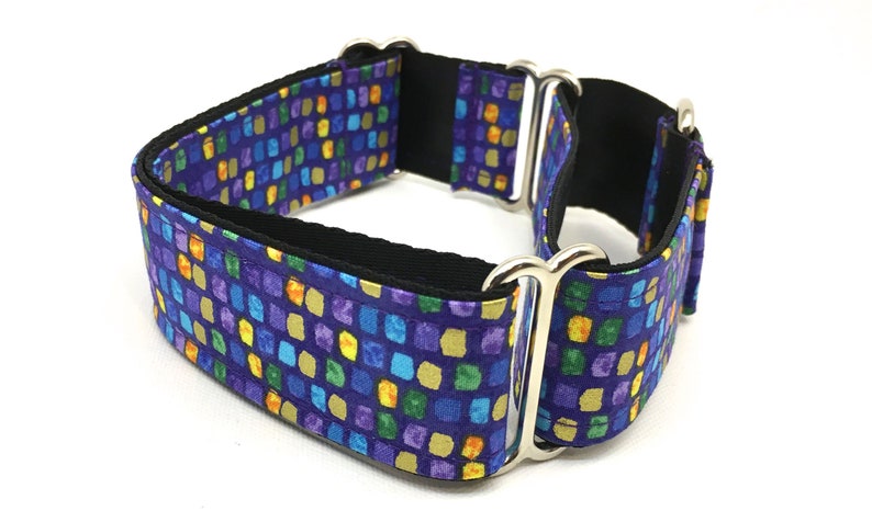 Peut inclure: Un collier pour chien violet avec un motif g&eacute;om&eacute;trique color&eacute;. Le collier est en tissu et poss&egrave;de une boucle en m&eacute;tal argent&eacute;.