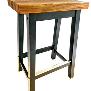 Peut inclure: Un tabouret de bar en bois avec une structure en m&eacute;tal noir. Le tabouret a une assise rectangulaire et un design simple.