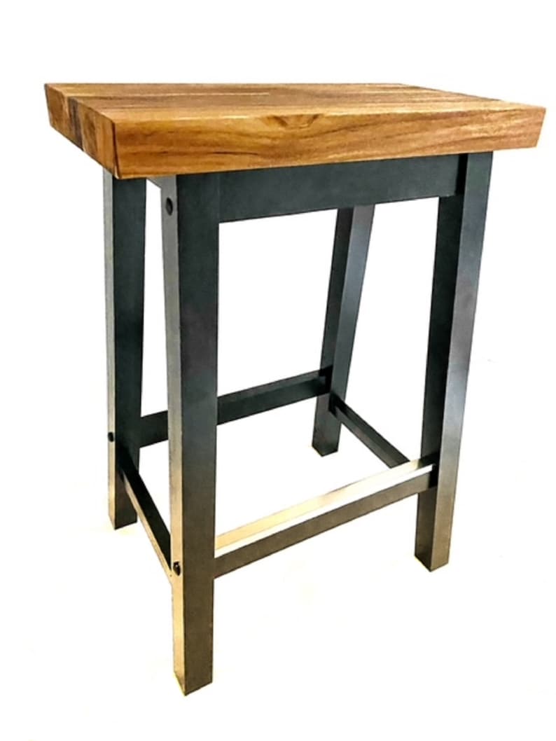 Peut inclure: Un tabouret de bar en bois avec une structure en m&eacute;tal noir. Le tabouret a une assise rectangulaire et un design simple.