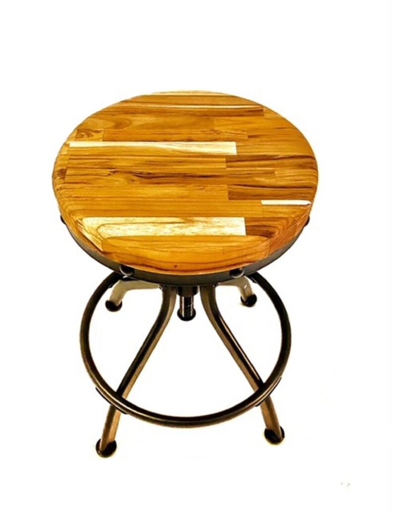 Op de afbeelding: Een ronde houten barstoel met een bruine houten zitting en een zwarte metalen basis. De stoel heeft een voetensteun en een draaimechanisme.