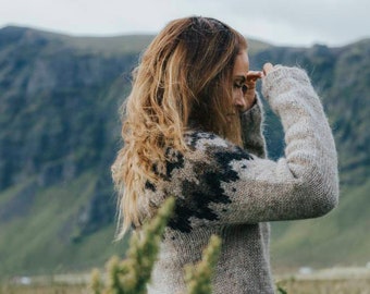 Authentic Icelandic wool sweater, lopapeysa. Warm pullover. Hand made in Iceland in oatmeal, moss green and charcoal. Unisex. Made to order.