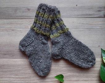 Very warm and cozy wool socks for toddlers in oatmeal and green. Ready to ship