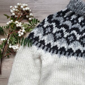 Authentic Icelandic wool sweater for kids, 5 to 6 years. Warm wool, white, black and gray. image 2