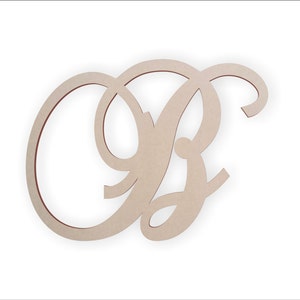 Puede incluir: Un monograma de madera con las letras entrelazadas "O" y "B" en escritura cursiva. Las letras son de color beige claro con un fino contorno marrón rojizo, sobre un fondo blanco. Adecuado para la decoración del hogar.