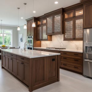 Puede incluir: Una cocina moderna con gabinetes de madera oscura y una gran isla con encimera de m&aacute;rmol. Los gabinetes cuentan con paneles de vidrio decorativos y electrodom&eacute;sticos de acero inoxidable. La iluminaci&oacute;n empotrada y las l&aacute;mparas colgantes iluminan el espacio.
