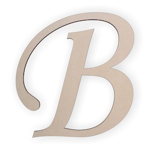 Puede incluir: Una letra "B" de madera en una fuente cursiva. La letra es de color beige claro con un contorno marrón más oscuro. La letra está aislada sobre un fondo blanco.