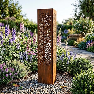 Può includere: Un alto pilastro da giardino rettangolare in metallo color ruggine, caratterizzato da intricati motivi floreali tagliati al laser sui lati. La struttura si erge verticalmente con una base solida e decorazioni traforate che lasciano passare la luce.
