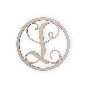 Może przedstawiać: Drewniany monogram litery "L" w okrągłej ramie. Litera ma kursywny wzór z dekoracyjnymi zawijasami. Rama i litera są w jasnobrązowym kolorze, na białym tle.