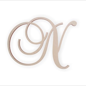 Puede incluir: Una letra "N" de madera en una fuente cursiva. La letra es de color beige claro con un borde fino de color marrón rojizo. El diseño es una sola línea continua, con las curvas de la letra superpuestas.