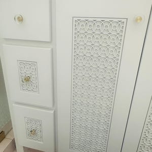 Inserciones metálicas decorativas para gabinetes: malla de acero personalizada para paneles de puertas de cocina imagen 19
