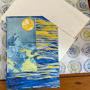 Tarjeta de San Valentín con escena romántica de playa iluminada por la luna: pareja retro mirando las estrellas, regalo para enamorados.