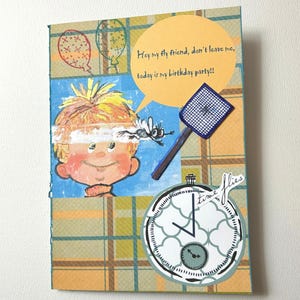 Op de afbeelding: Een handgemaakte wenskaart met een grillig ontwerp. Het toont een stripfiguur, een vlieg, een vliegenmepper en een klok. De kaart bevat de tekst: "Hey my fly friend, don't leave me, today is my birthday party!!"