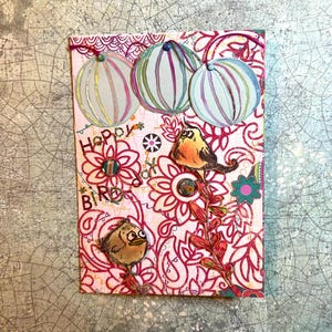 Grillige Bird-Day Celebration Card: chagrijnige uilen met ballonnen voor natuurliefhebbers en vogelaars