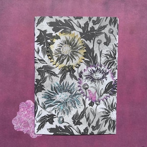 Celebración de la Naturaleza: Tarjeta con siluetas florales para toda ocasión - Interior en blanco, ilustración encantadora