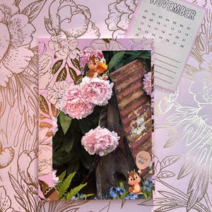 Carte de naissance de pivoine fleur de novembre avec nichoir - voeux d'anniversaire de mois unique pour les amoureux de la nature