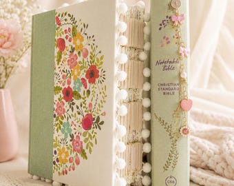 Verzierte CSB-Journaling-Bibel mit Registern, hübsche Blumenbibel, Bibel mit Anhängerkette