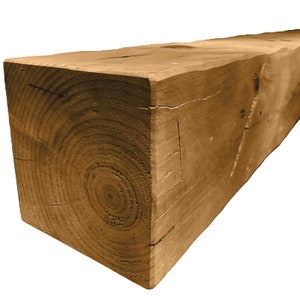 Puede incluir: Primer plano de una viga de madera marr&oacute;n toscamente labrada con patrones de veta y nudos visibles. La viga tiene una secci&oacute;n transversal cuadrada y probablemente se utiliza para la construcci&oacute;n o la fabricaci&oacute;n de muebles.