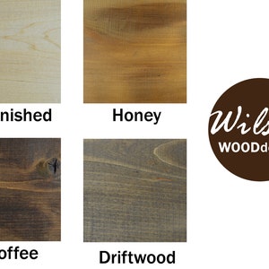 Puede incluir: Cuatro muestras de madera que muestran diferentes colores de tinte: Sin terminar, Miel, Caf&eacute; y Madera a la deriva. El logotipo de Wilson WOODdecor est&aacute; en el fondo.