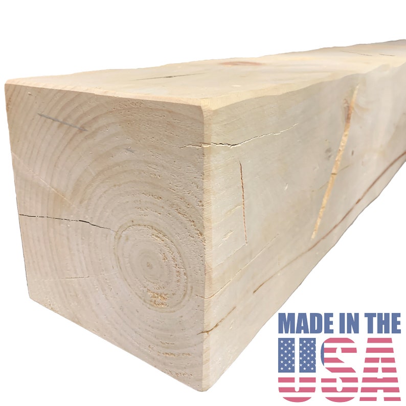 Puede incluir: Primer plano de una viga de madera de color claro con un patr&oacute;n de veta de madera natural. La viga est&aacute; hecha en los Estados Unidos.