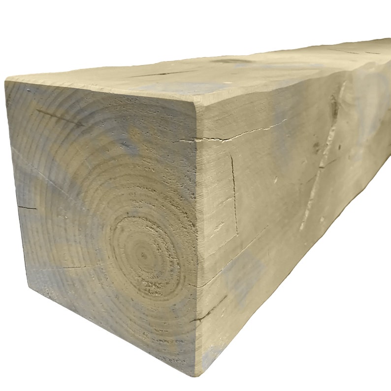 Puede incluir: Primer plano de una viga de madera marr&oacute;n claro con patrones de veta y nudos visibles. La viga tiene una textura rugosa y r&uacute;stica y parece estar desgastada.