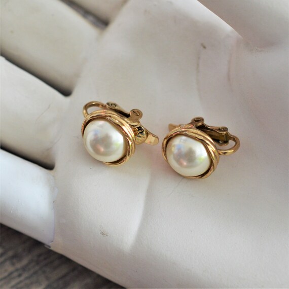 80s Gold Faux Pearl Clip On Earrings | Gold-tone … - image 1