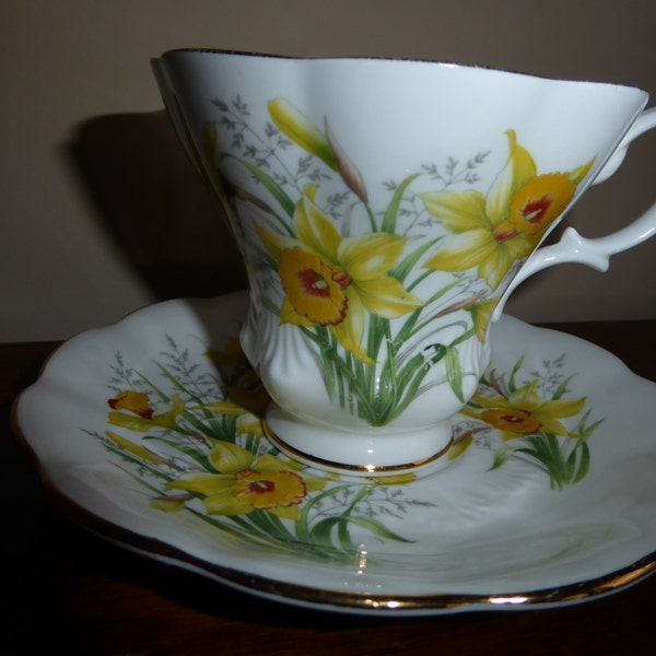 Beautiful Vintage Royal Albert DAFFODIL Friendship Series Tea Cup and Saucer