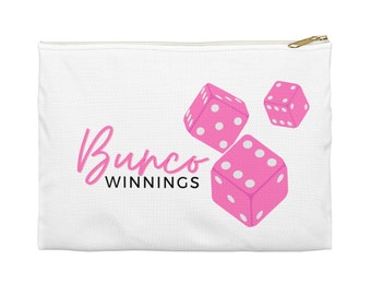 Op de afbeelding: Witte ritszak met de tekst "Bunco Winnings" in zwarte cursieve letters en drie roze dobbelstenen met witte stippen.
