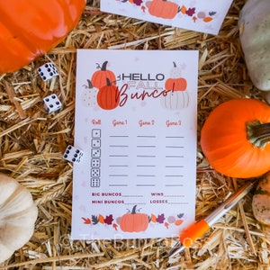 以下が含まれることがあります： 秋のテーマの「Hello Fall Bunco!」印刷可能なスコアカード。スコアカードはカボチャのデザインで、各ゲーム、ビッグバンコ、ミニバンコ、勝ち、負けのスコアを記録するスペースがあります。