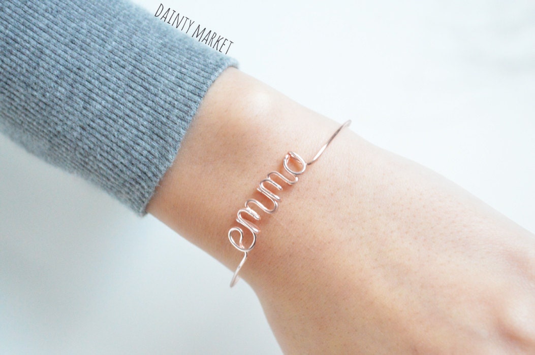 Древнерусские украшения. Браслет под называем света. Тримиата браслеты тонкие. Браслеты древней руси. Браслеты с названиями детских общественных организаций.