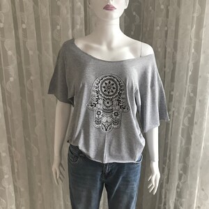 Hamsa Crop Top Yoga Top Hand of Fatima Grey Cut Out Graphic Tee Gift For Her Fitness Clothes Zen T-Shirts Men Loose Fit Graphic Top