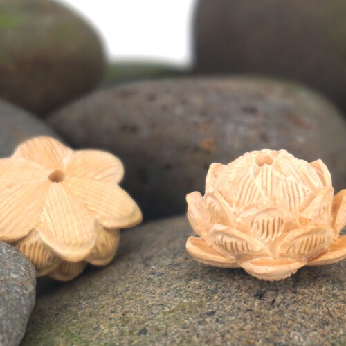 ONE Vintage Carved Chinese Wood Bead Chrysanthemum Flowers Round Detailed 22mm ONE Vintage Carved Chinese Wood Bead Chrysanthemum Flowers Round Detailed 22mm