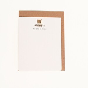 Ceci n'est pas une carte de correspondance plate envoyée par email