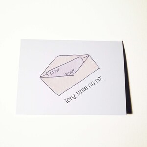 Puede incluir: Una tarjeta blanca con una ilustración dibujada a mano de un sobre rosa con una carta blanca en su interior. El texto "long time no cc." está escrito debajo del sobre.