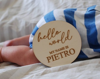 Annuncio nascita personalizzato, disco legno con la scritta  “hello world” e nome