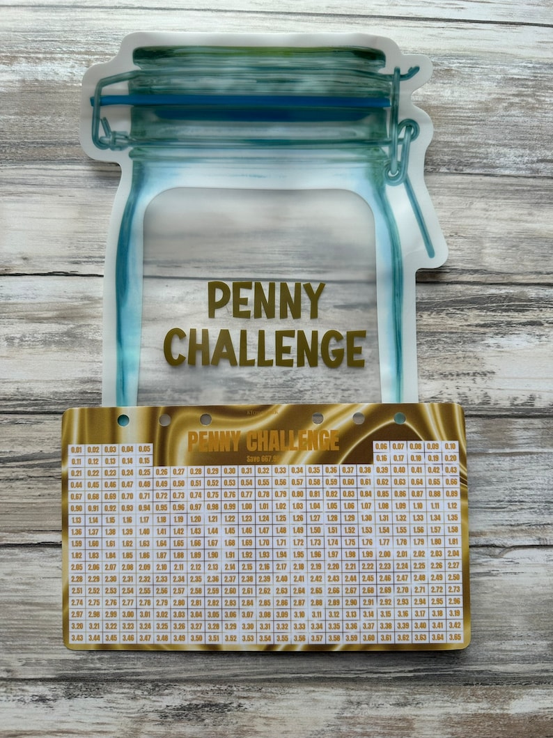 K&ouml;nnte beinhalten: Eine goldfarbene Tabelle mit den Worten "Penny Challenge" und "Save 667.5" darauf gedruckt. Die Tabelle ist ein Raster mit Zahlen von 0,01 bis 3,65 in Schritten von 0,01.