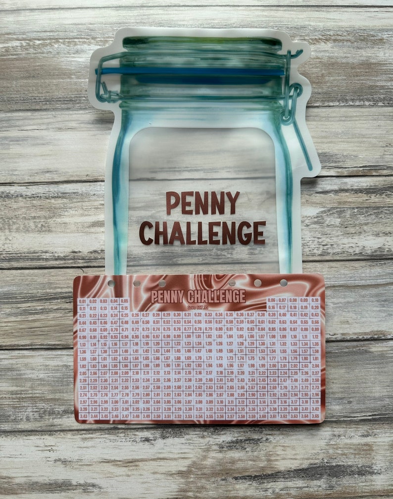 K&ouml;nnte beinhalten: Eine braune und wei&szlig;e Tabelle mit dem Text "Penny Challenge" und einem Raster mit Zahlen von 0,01 bis 3,55. Die Tabelle ist auf einem braunen Hintergrund mit einem Wirbelmuster gedruckt.