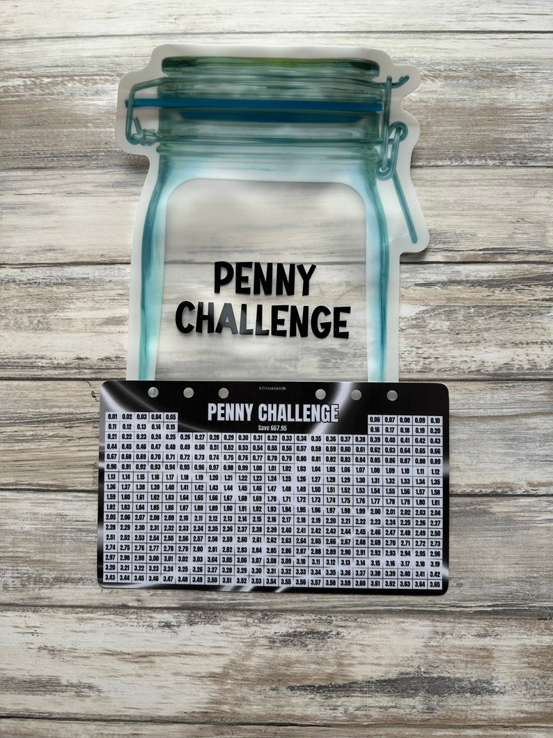 K&ouml;nnte beinhalten: Eine schwarz-wei&szlig;e Tabelle mit dem Text "Penny Challenge" und "Save 667.95". Die Tabelle ist ein Raster mit Zahlen von 0,01 bis 3,65. Die Tabelle soll Menschen helfen, Geld zu sparen, indem sie jeden Tag einen bestimmten Geldbetrag sparen.