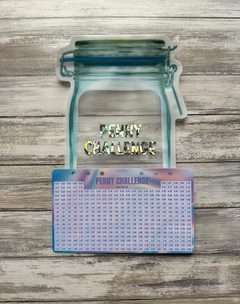 K&ouml;nnte beinhalten: Eine farbenfrohe Tabelle mit dem Text "Penny Challenge" und einem Raster mit Zahlen von 0,01 bis 3,65. Die Tabelle soll Menschen helfen, Geld zu sparen, indem sie jeden Tag einen bestimmten Geldbetrag in ein Glas geben.