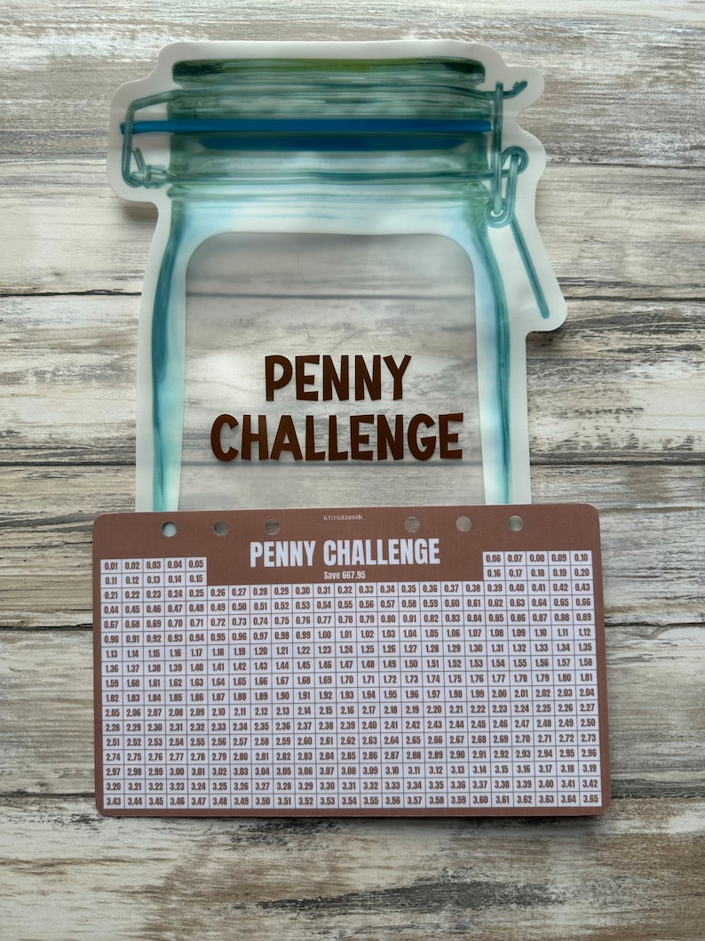 K&ouml;nnte beinhalten: Eine braune Karte mit einer Tabelle f&uuml;r eine Penny-Challenge. Die Tabelle ist mit "Penny Challenge" und "Save $667.95" beschriftet. Die Tabelle enth&auml;lt Zahlen von 0,01 bis 3,65 in Zeilen und Spalten.