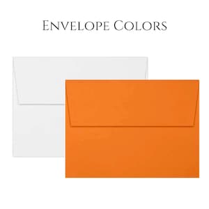 Pu&ograve; includere: Due buste, una bianca e una arancione, sono mostrate su uno sfondo bianco. Il testo "ENVELOPE COLORS" &egrave; sopra le buste. La busta arancione &egrave; in primo piano, con il lembo chiuso. La busta bianca &egrave; dietro, con il lembo aperto.