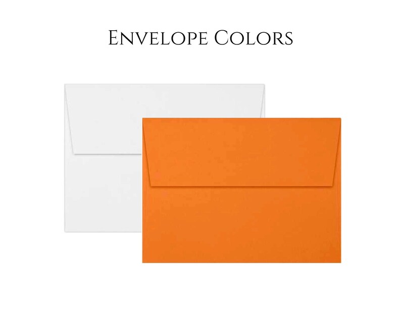 Pu&ograve; includere: Due buste, una bianca e una arancione, sono mostrate su uno sfondo bianco. Il testo "ENVELOPE COLORS" &egrave; sopra le buste. La busta arancione &egrave; in primo piano, con il lembo chiuso. La busta bianca &egrave; dietro, con il lembo aperto.