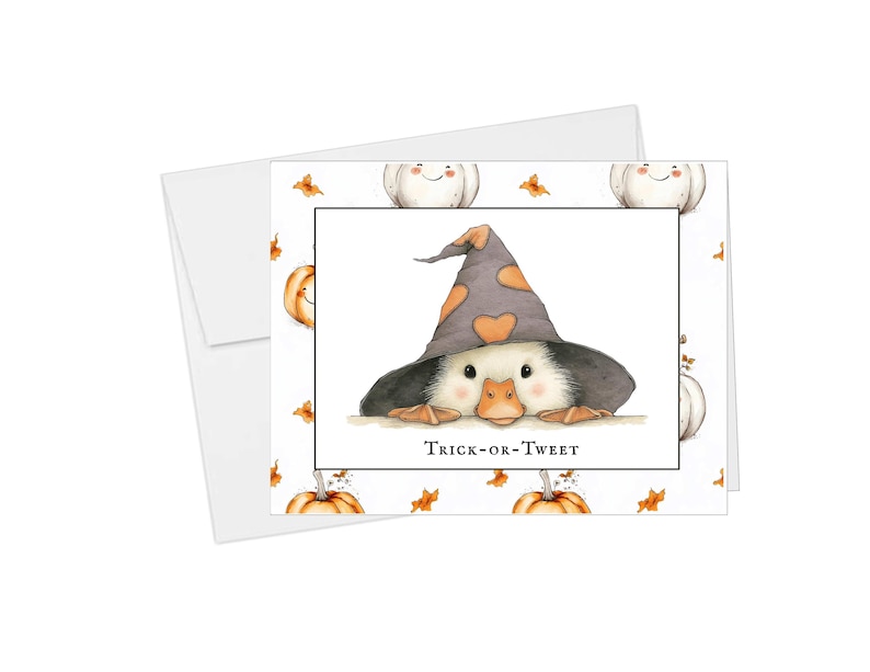 Pu&ograve; includere: Biglietto di auguri a tema Halloween con un'anatra che indossa un cappello da strega con dettagli a cuore arancione. La carta recita "Trick-or-Tweet" ed &egrave; decorata con zucche e foglie autunnali. Include una busta bianca.